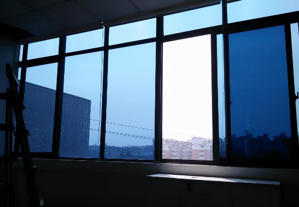 当初听了师傅的话，直接在窗户上贴了窗帘膜，入住才知道被坑了