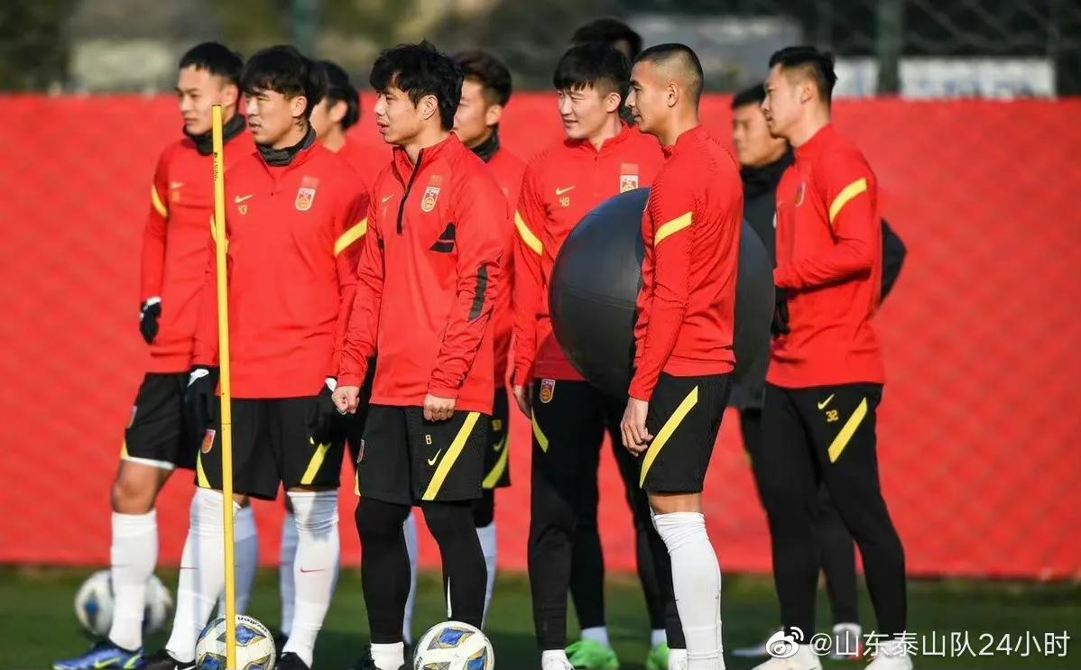 中国国家足球队训练图,利马晒在国家队训练照