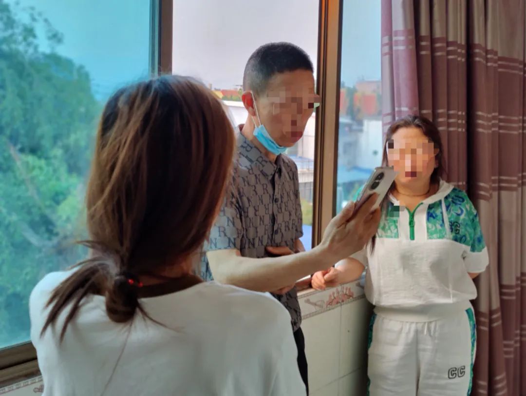 深陷缅北电诈“牢笼”的未成年人,被骗缅北孩子家长盯着画面找人