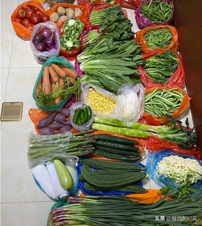 北京男子家里存货堪比菜市场，连浴缸都装满了，网友：劝你善良