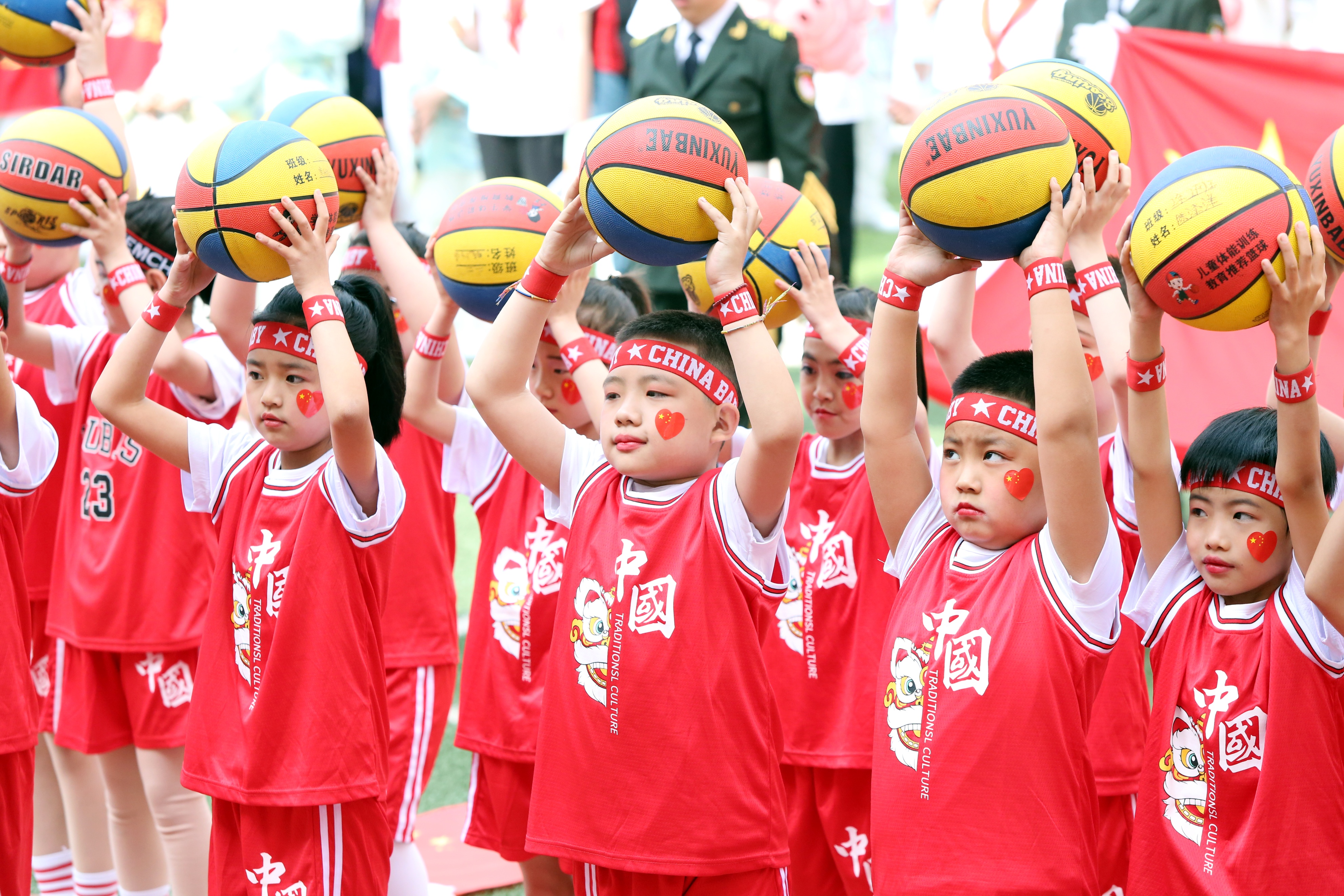 斗争精神迎挑战奋进拼搏创未来——迎泽区双东小学举行春季运动会