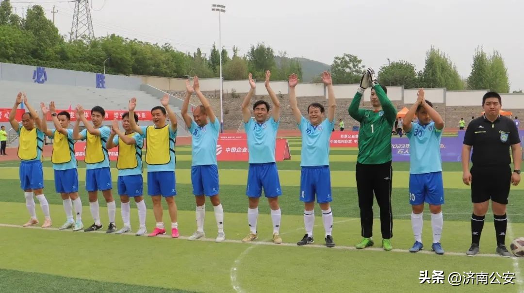 瞧瞧～警察队伍里的“足球小子”！