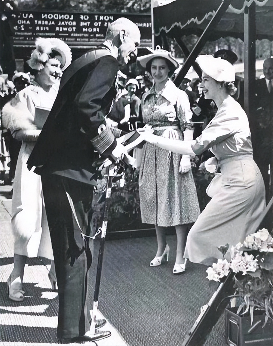 安妮公主向女王行屈膝礼,安妮公主给女王灵柩行屈膝礼