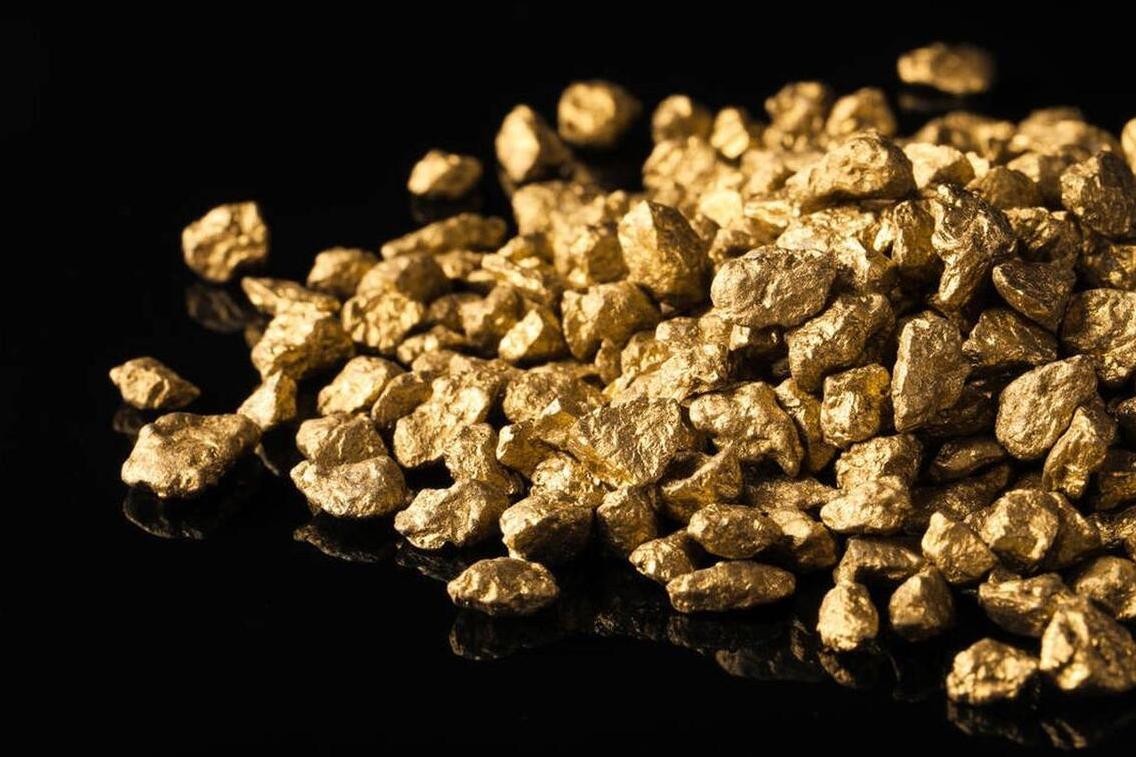 贫穷农民一夜间暴富，手戴多枚金戒指干农活，专家调查后直接狂笑