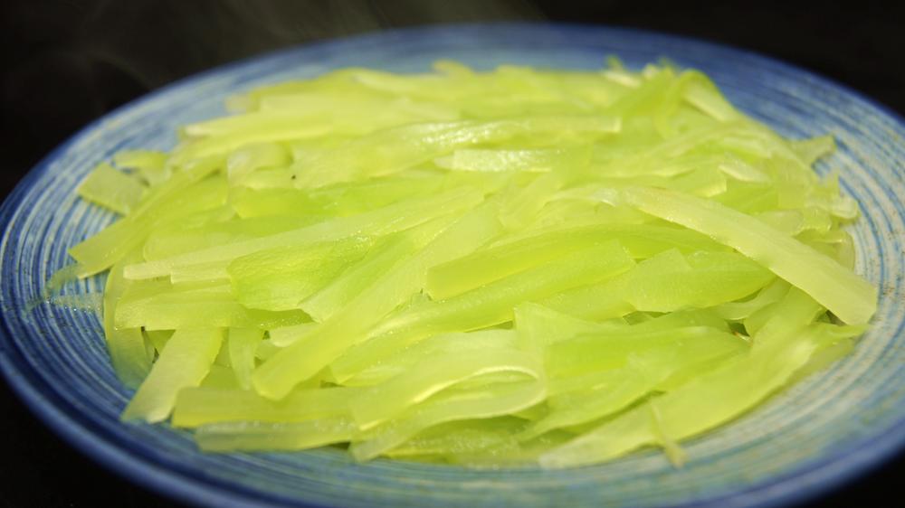 做莴笋时，别直接下锅炒了，饭店大厨教你一招，莴笋脆嫩又好吃