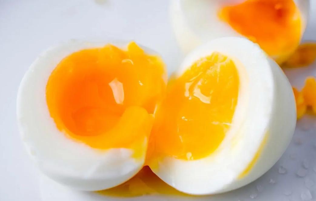 如果一个人连续30天只吃2顿饭,如果一个人一天只吃三个鸡蛋