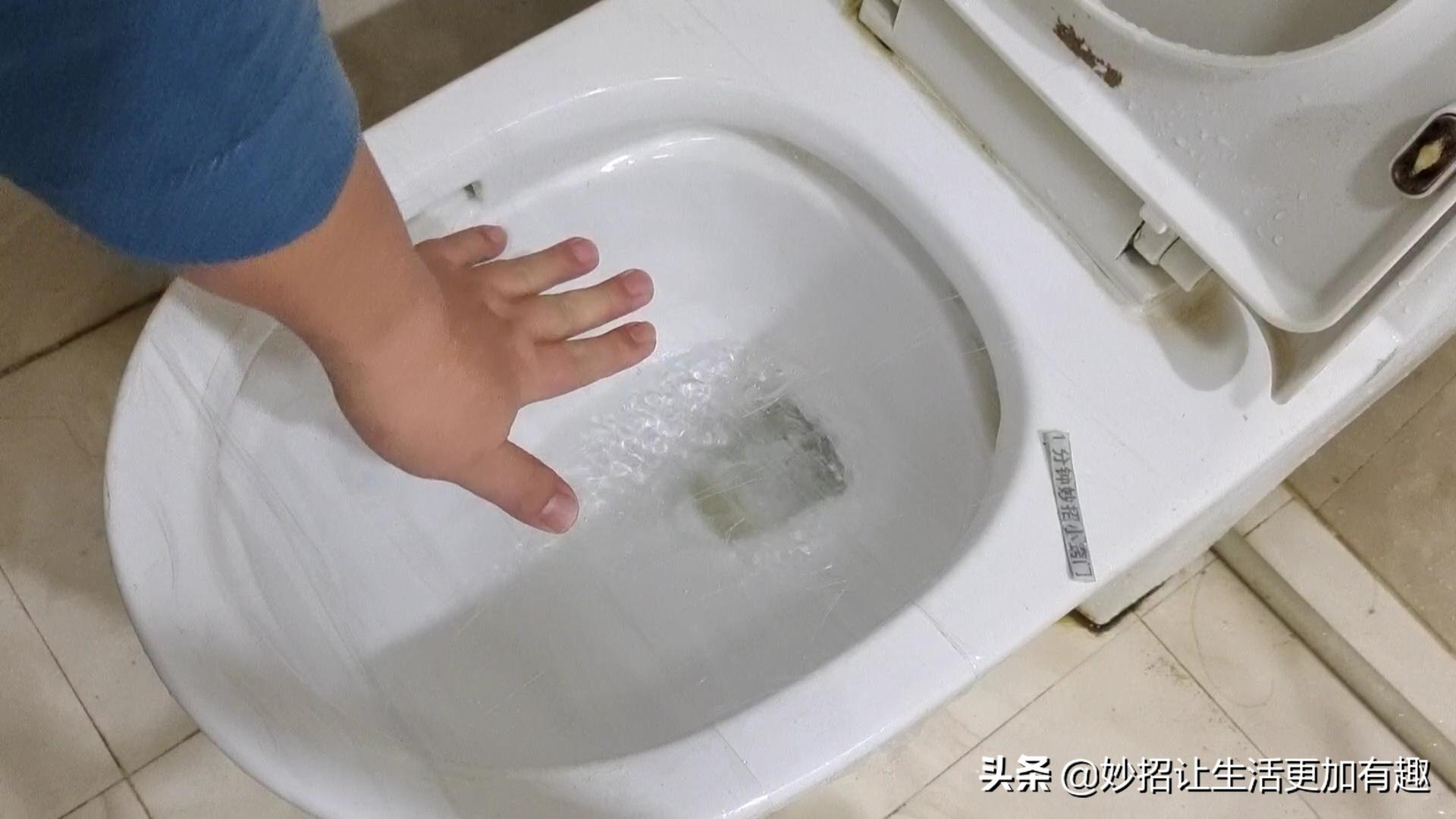 不管马桶怎么堵？老师傅教你用这种方法，不用任何疏通器