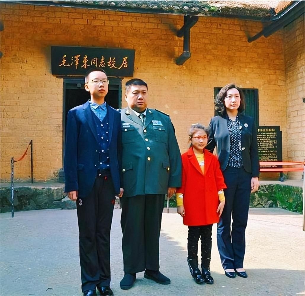 09年毛主席嫡孙替爷爷回浙江寻根，谁料看到族谱时，发现名人众多