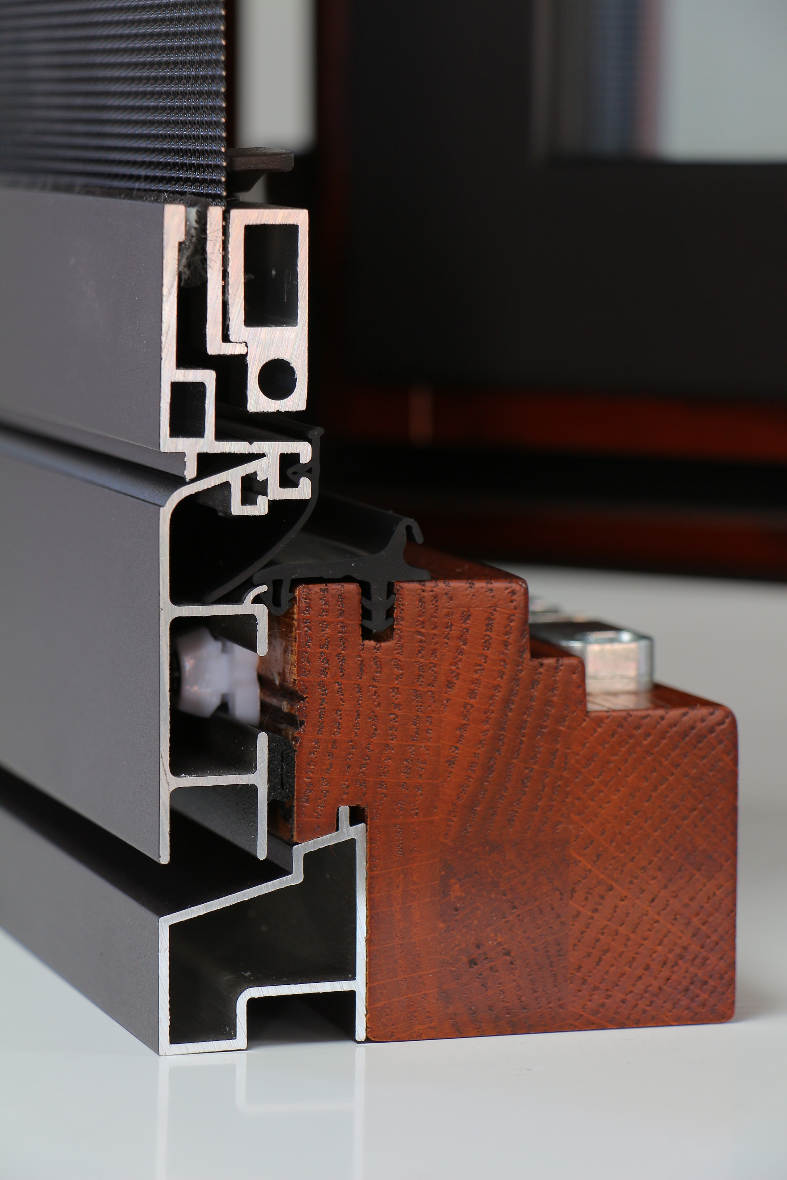 什么样的隔音窗隔音效果好,隔音效果最好的窗户是哪些材料