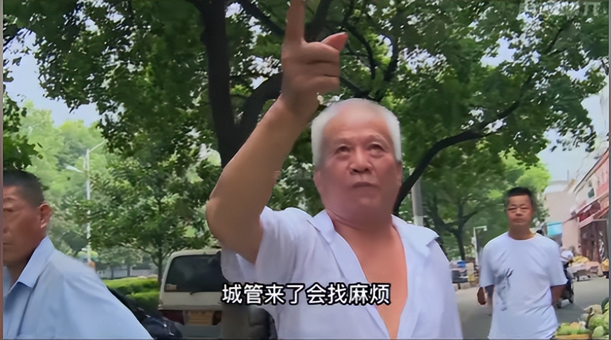 七旬摊贩竟然当众掌掴城管,地摊老汉当街掌掴城管怒吼