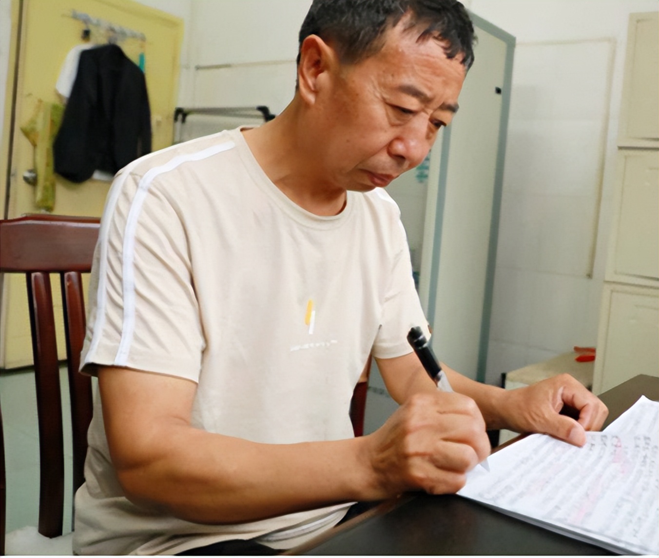 凭初中学历54岁保安写出40万字小说，被选入“中国当地文学库”！