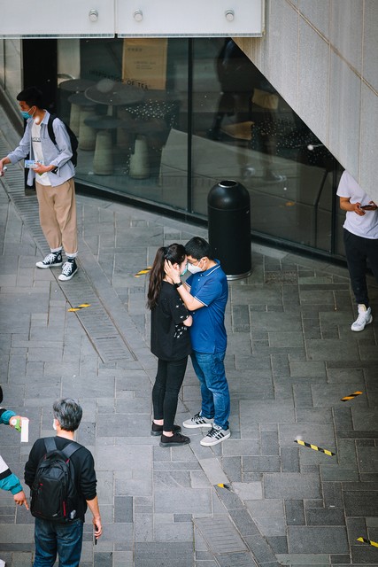 突然亲吻造成了小帅耳部的负压，导致鼓膜破裂。