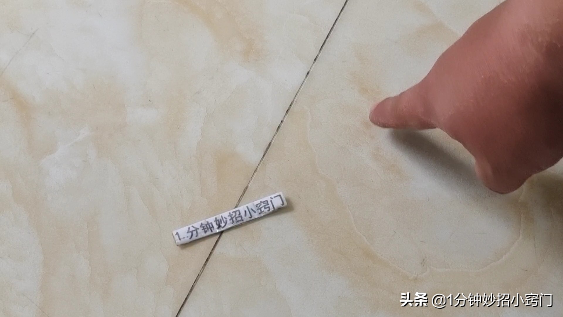 什么办法地板拖得更干净不会耐脏,地板清洁剂清水拖地