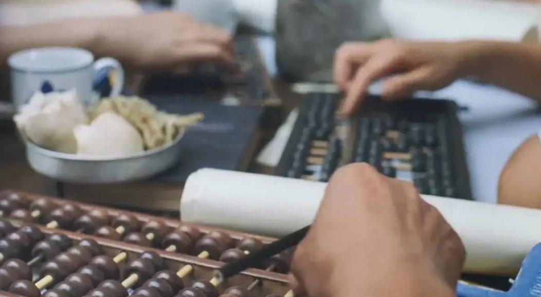算盘其实就是古老的计算器,算盘是我国古老的计算工具