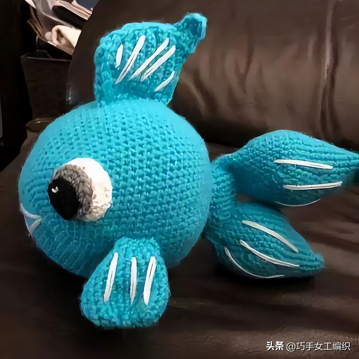 她只用零线就把鱼钩出了百变的花样，还超实用，真是太聪明了！