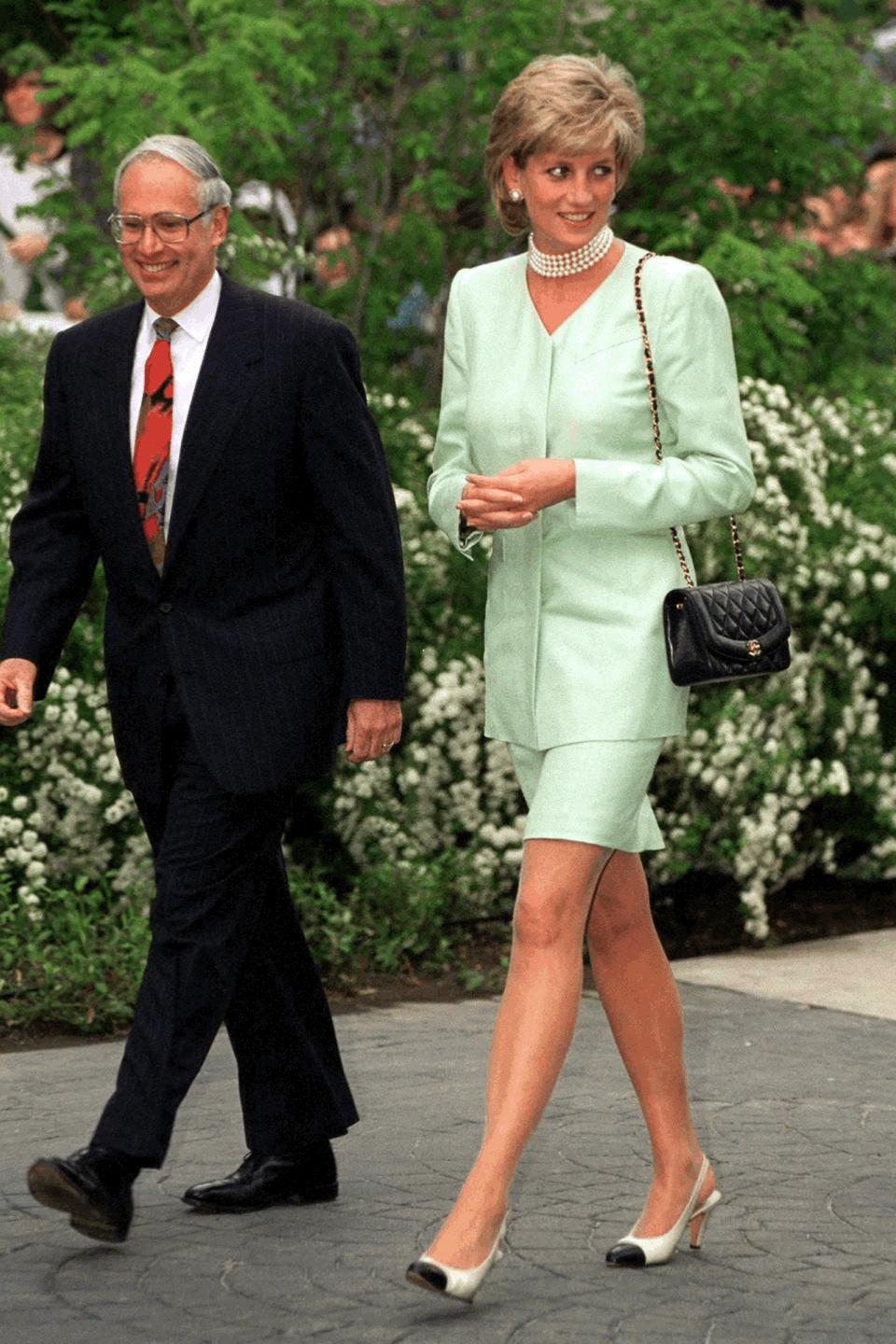 卡米拉出尽风头,卡米拉靠什么被女王认可