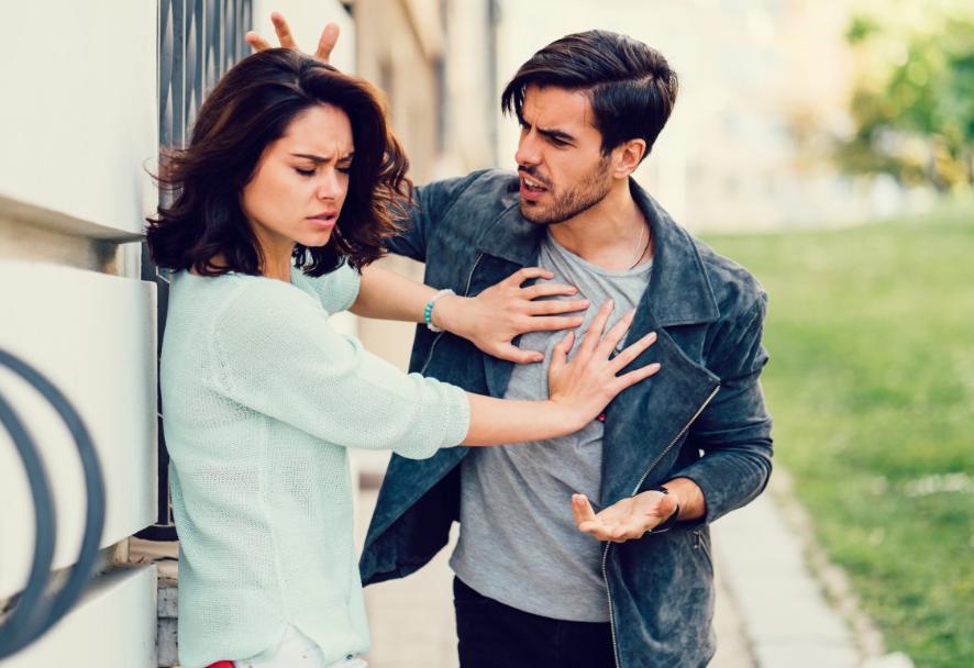 男子网约女子被要求买手机,男子约网聊女子见面就买包