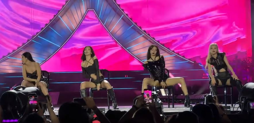 jennie蹬腿舞台,jennie椅子舞横屏