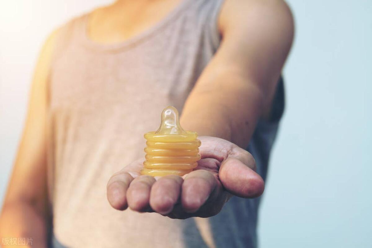 安全套“套”上就完事？提醒：4个错误做法，不少男性还没意识到