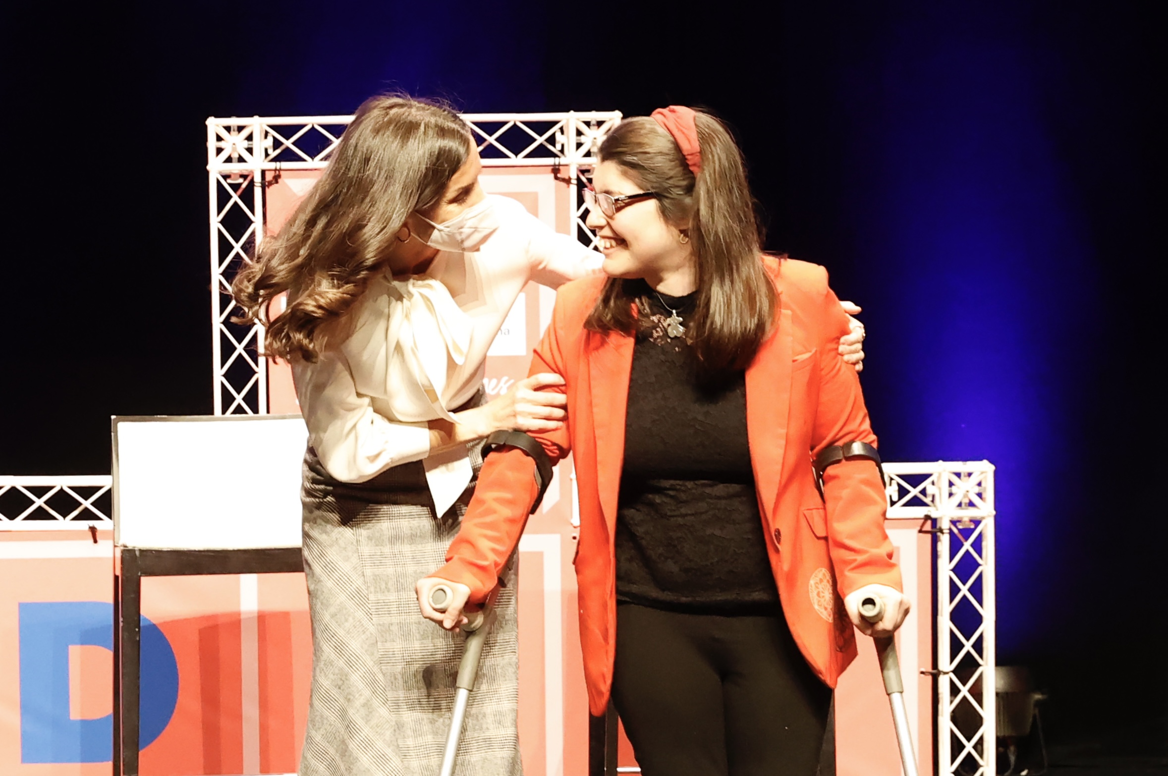 莱后六度垂青半身裙，不换思路换感觉，原来这就是“人穿衣”