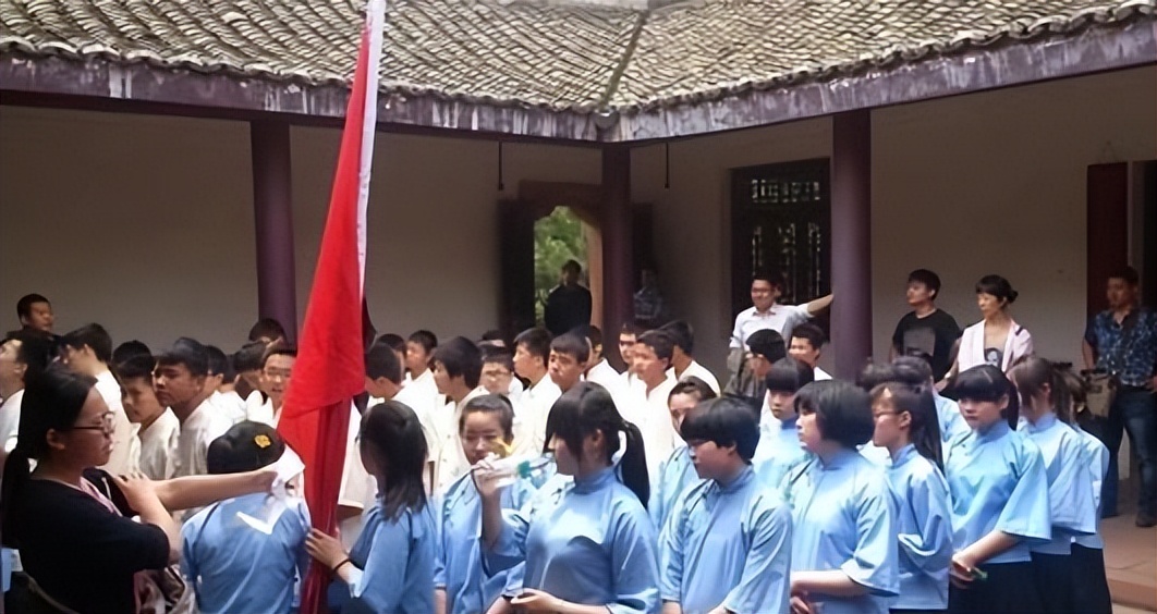 电击、殴打、*虐性**！400亿的“人间炼狱”，竟是家长们亲手打造的