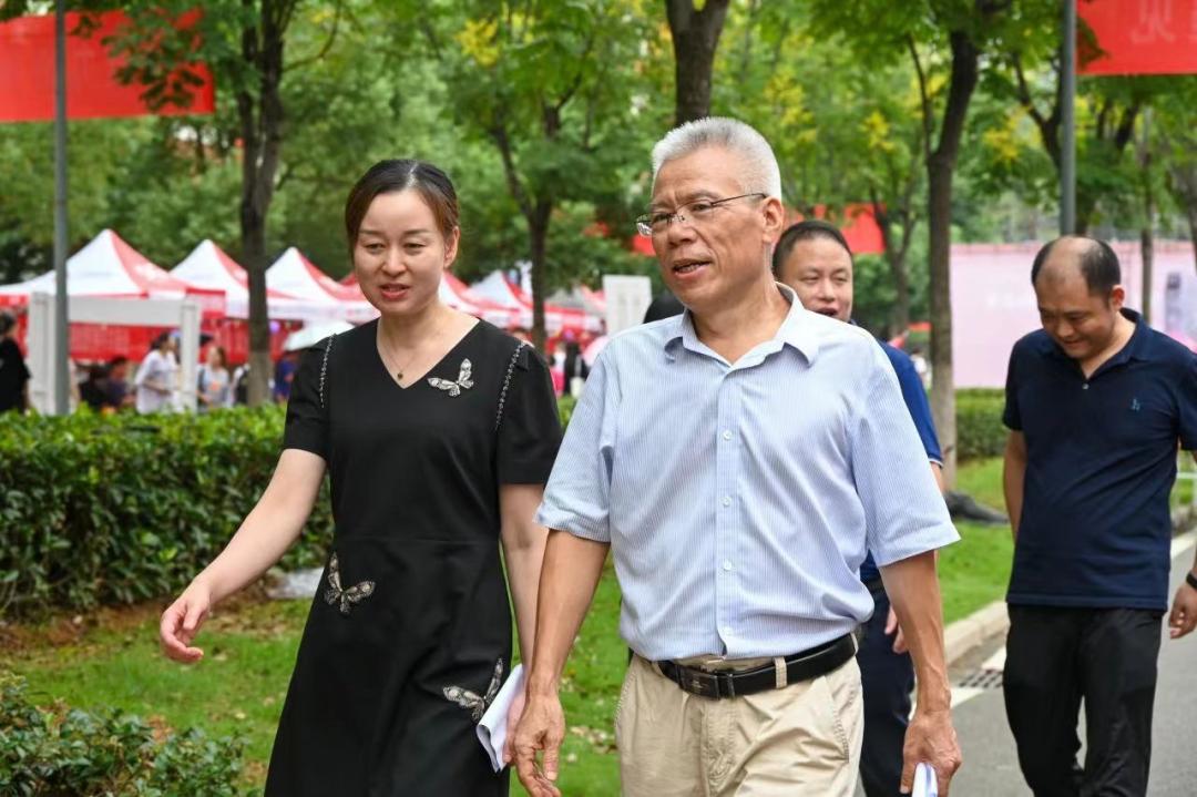 武汉纺织大学外经贸学院22级迎新,武汉纺织大学外经贸学院23届新生