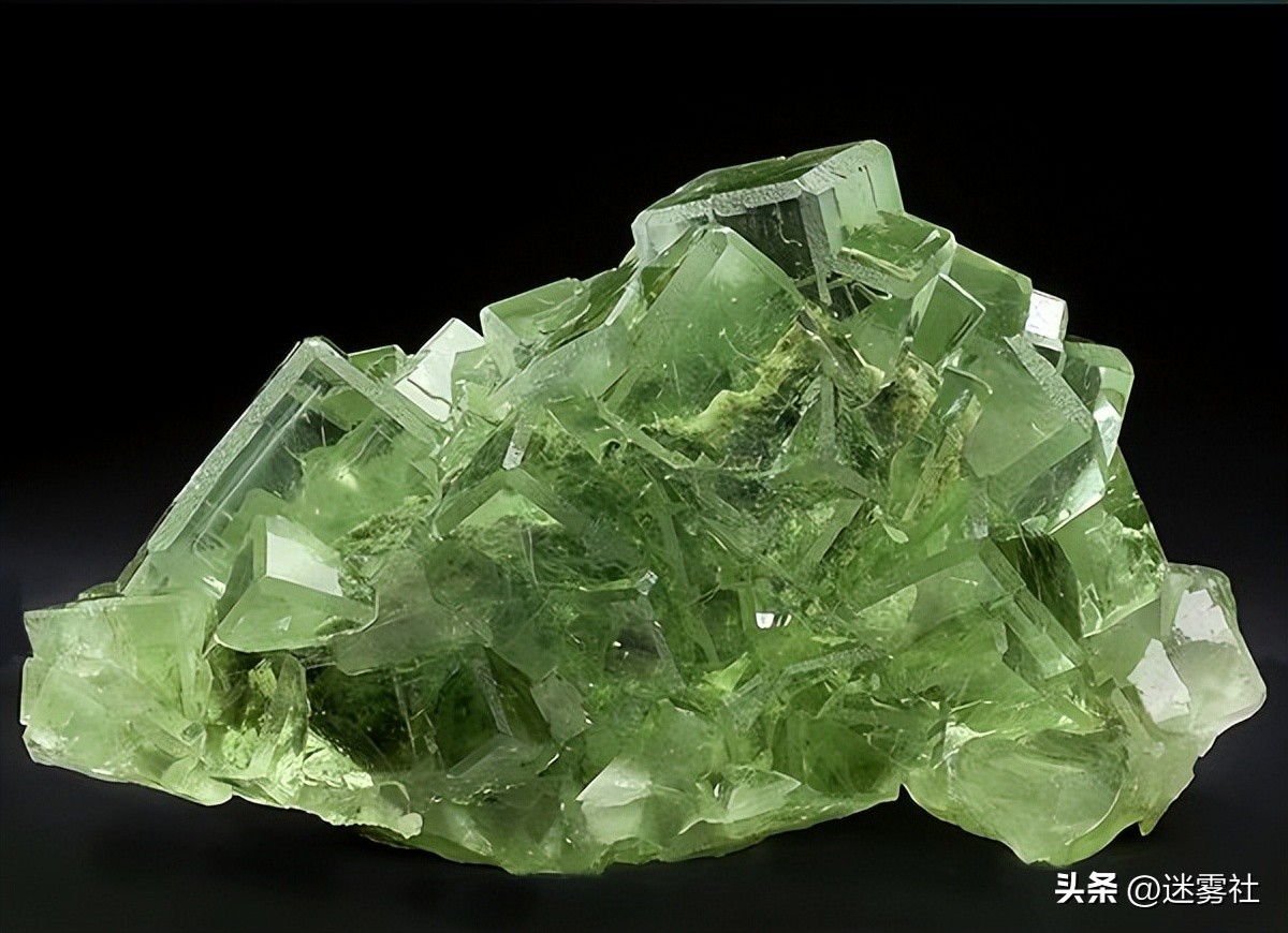 河南老汉花600元买发光水晶，深夜发出强光，专家：这只是萤石