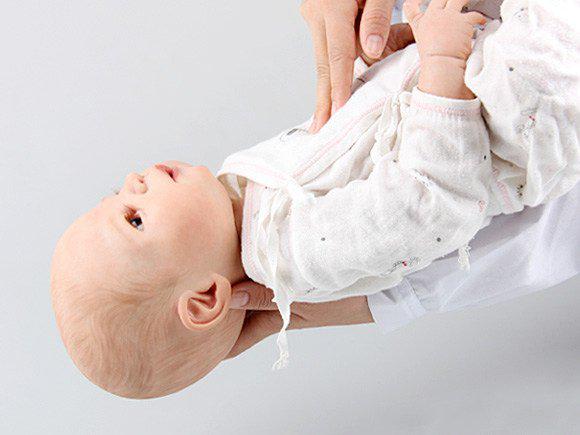 宝宝吐奶时妈妈怎么安慰,宝宝吐奶后精神反应差什么表现