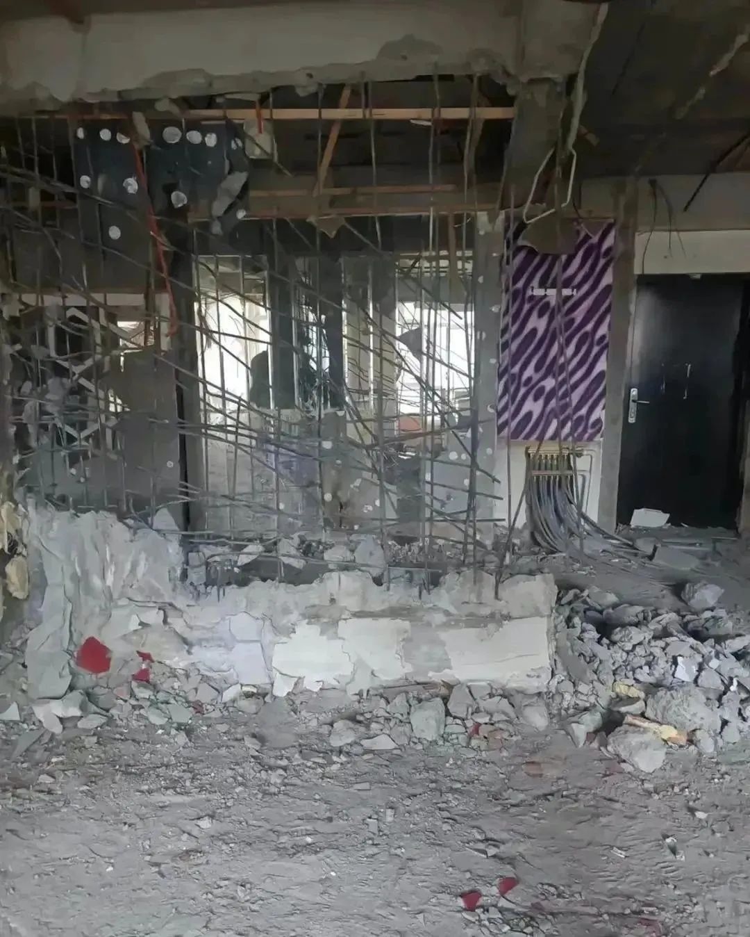 敲承重墙导致房子裂开怎么处理,承重墙被破坏了房子会塌吗