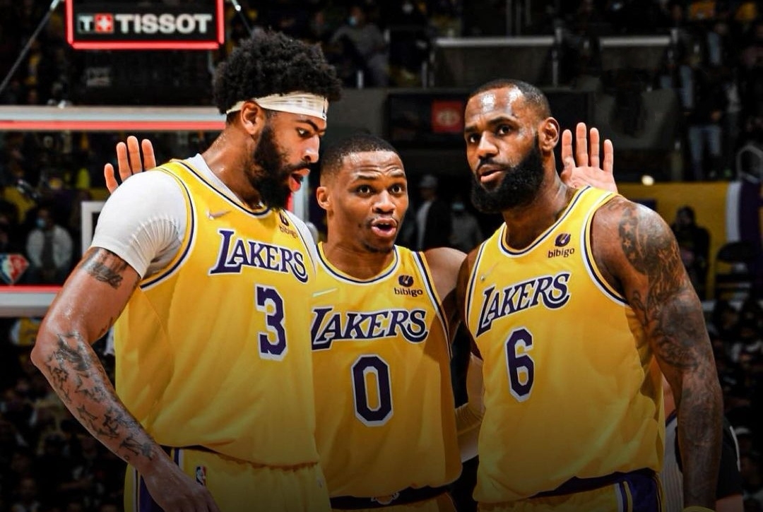 美媒列湖人4换2交易方案！欧文小库里辅佐詹眉，新赛季可夺总冠军