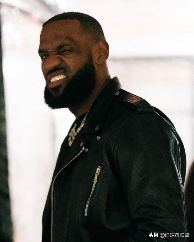 詹皇晒照庆祝56分,詹皇发年轻照片