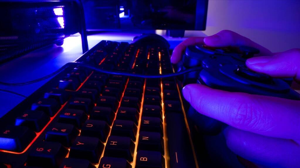 老公下班回家就玩游戏,老公下班回来就只顾玩手机