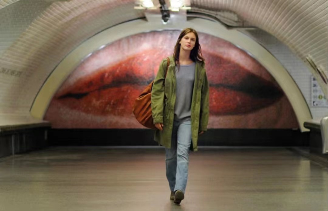 法国影片《花容月貌》以超现实的手法表达了什么？