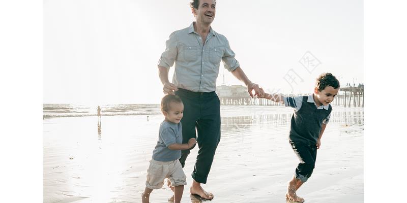 儿子月入十几万每月给父亲五十元,儿子打工了每个月给我1000块钱