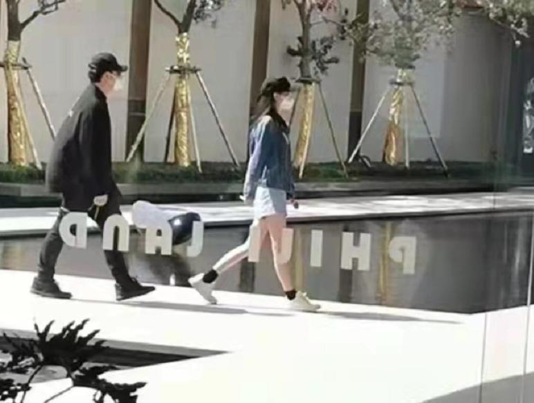 潘玮柏带妻子现身南京看房,潘玮柏在中国什么地方有房