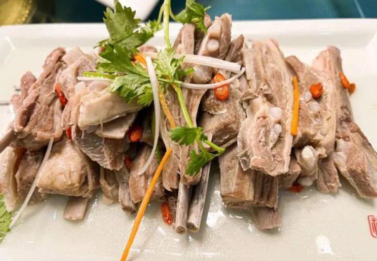 北京4人到内蒙旅游，吃手把肉品马奶酒，结账时感叹：物价真实惠