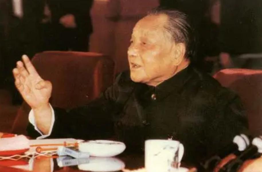 1984年，香港回归谈判陷入僵局，*小平邓**先发制人：不介意使用*力武**