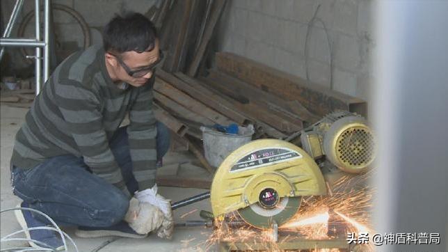 美国大叔发明搬砖神器,90后小伙发明搬砖神器