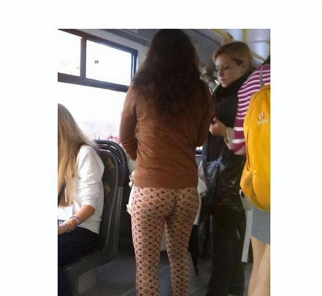 姑娘这裤子穿得,真让人觉得尴尬,紧身裤也不能太紧啊