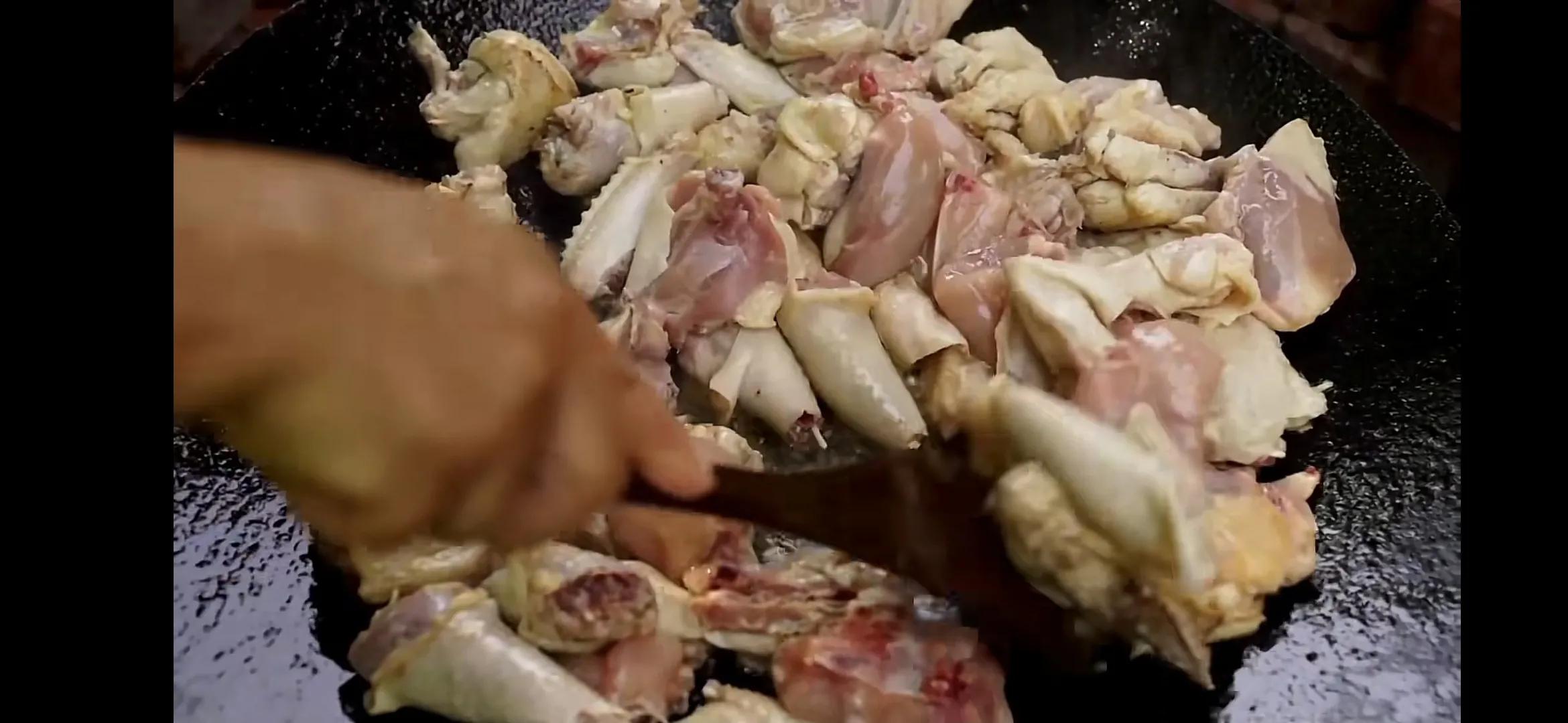 鸡腿手抓饭最正宗的做法,新疆锅巴抓饭的正宗做法