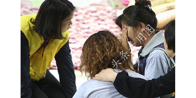 亲爸后妈打孩子被后爸亲妈救走,亲爸后妈把孩子给打了