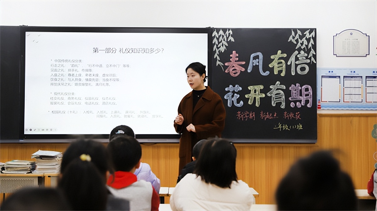 营造学礼、知礼、明礼校风，蓝港外国语学校开学第一课太“讲礼”