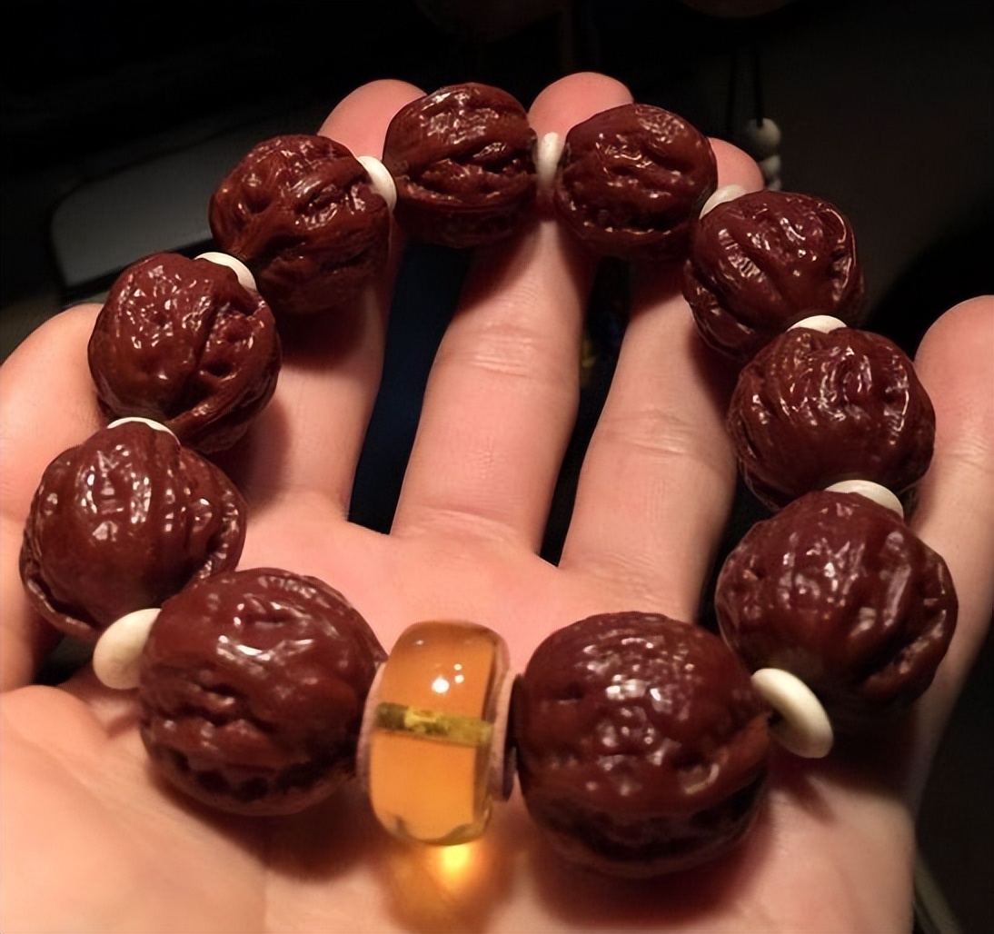 小核桃手串盘了一年,小核桃手串盘起来很油