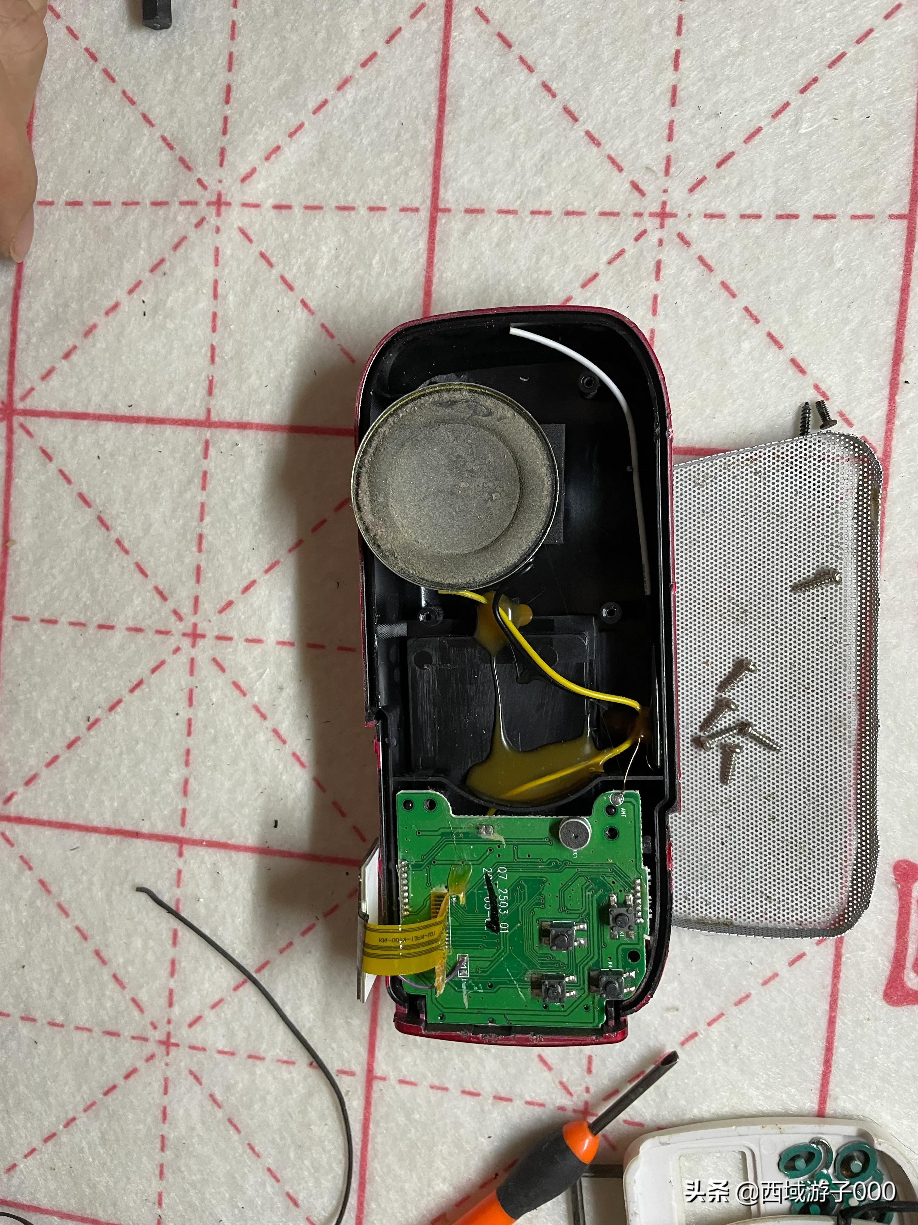 拆解旧收音机教程-里面全是宝贝（不能丢哟）