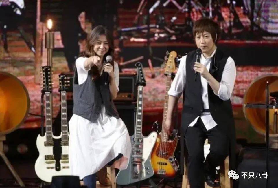 以前因为爱情现在因为钱,当初因为钱在一起后来变成了爱