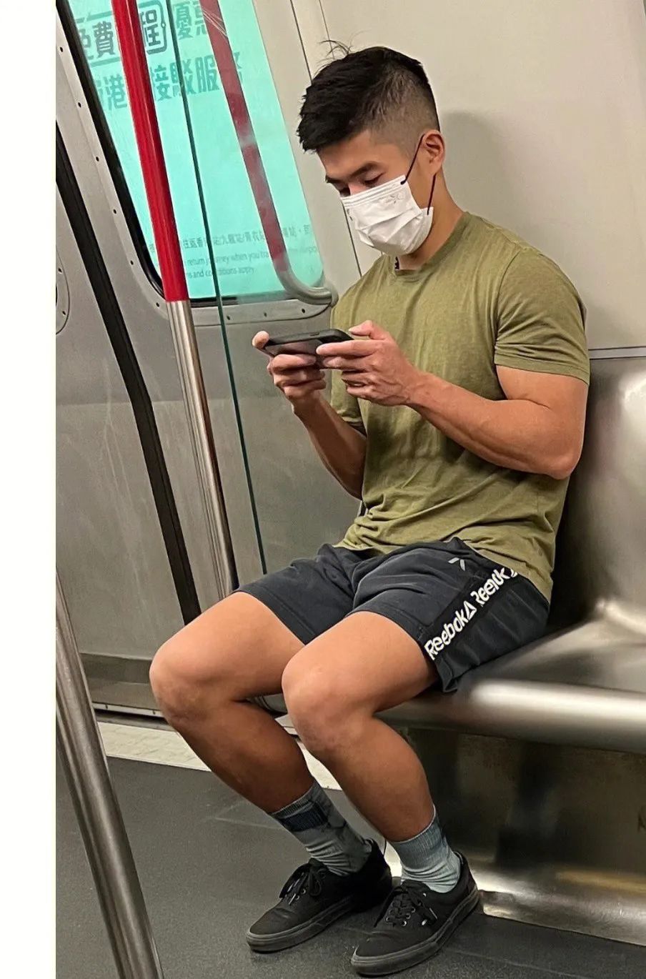 网友拍到穿校服高中生和青春擦肩,网友地铁上拍下的一幕