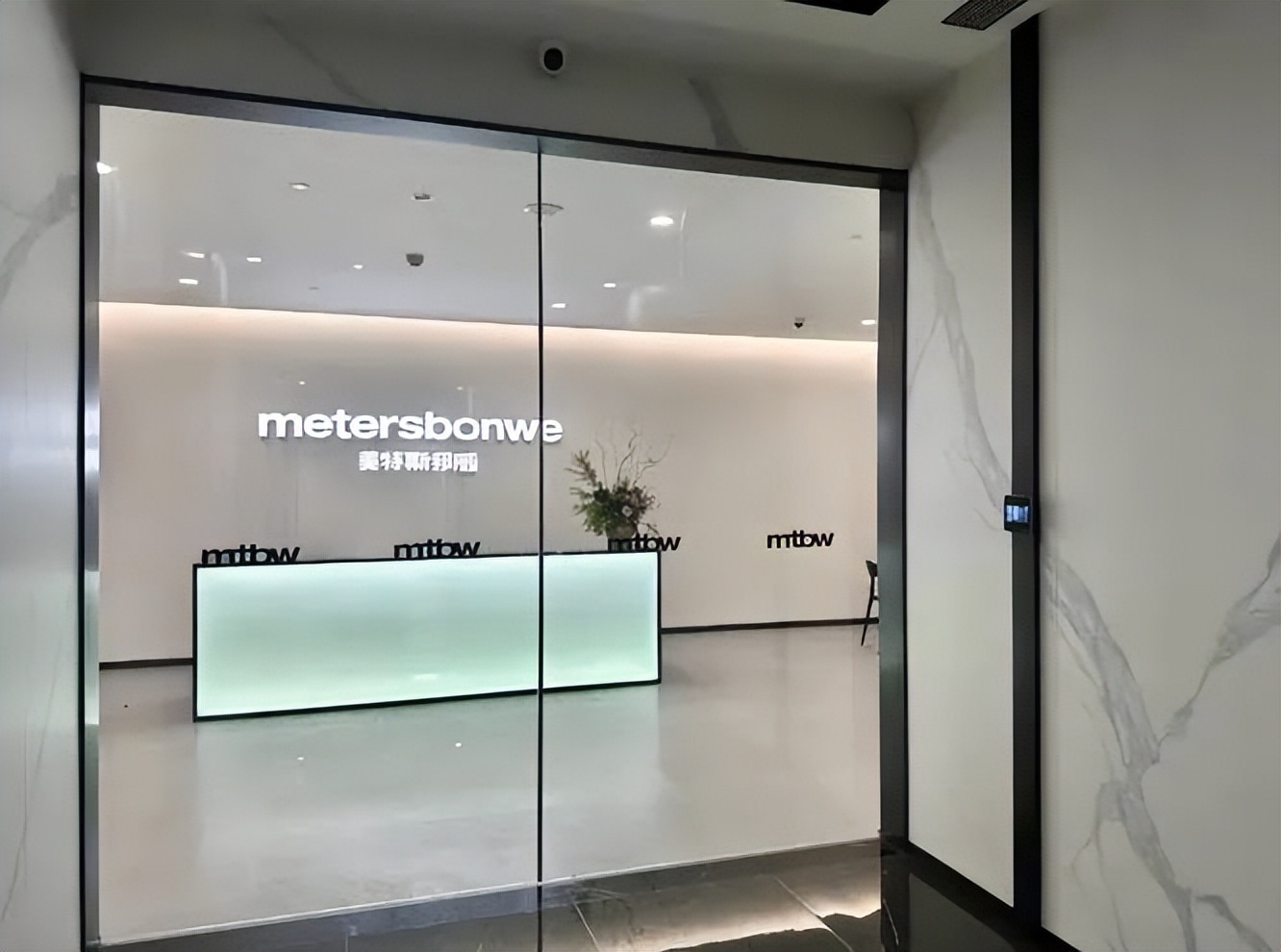 美邦服饰董事长周成建,美邦服饰周成建和周建平什么关系