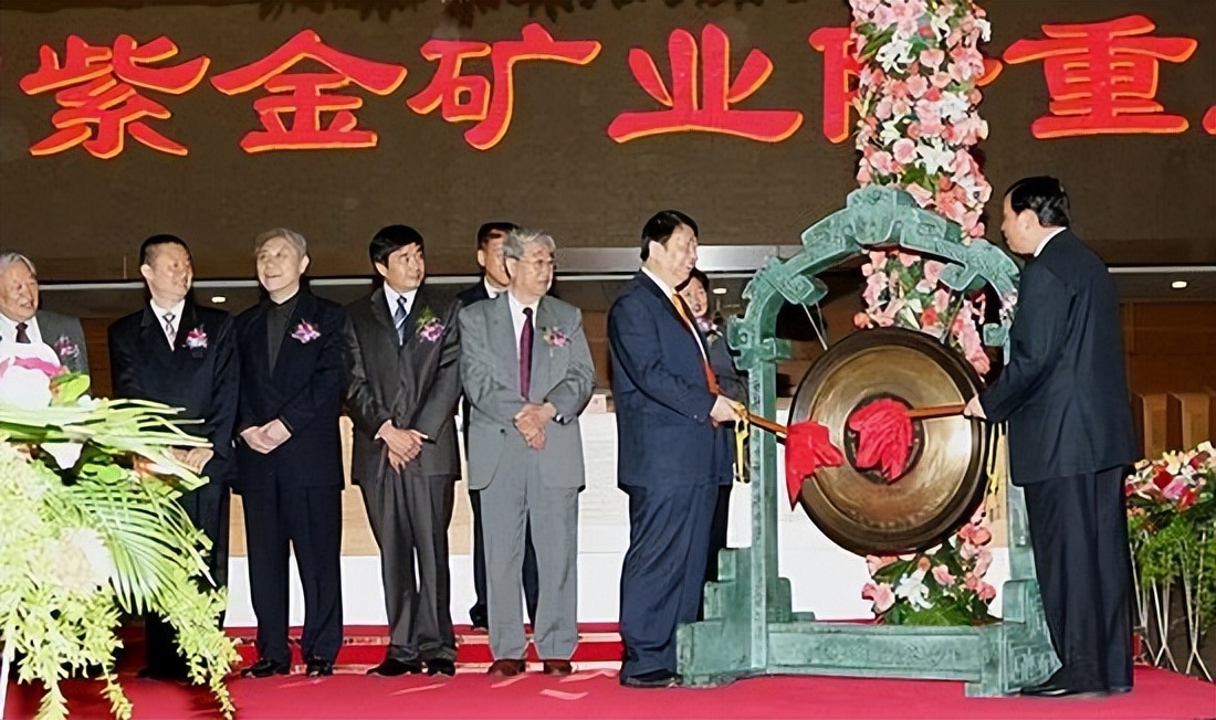 他小学没毕业，花10亿把“打工皇帝”招至麾下，600亿身价还*税逃**