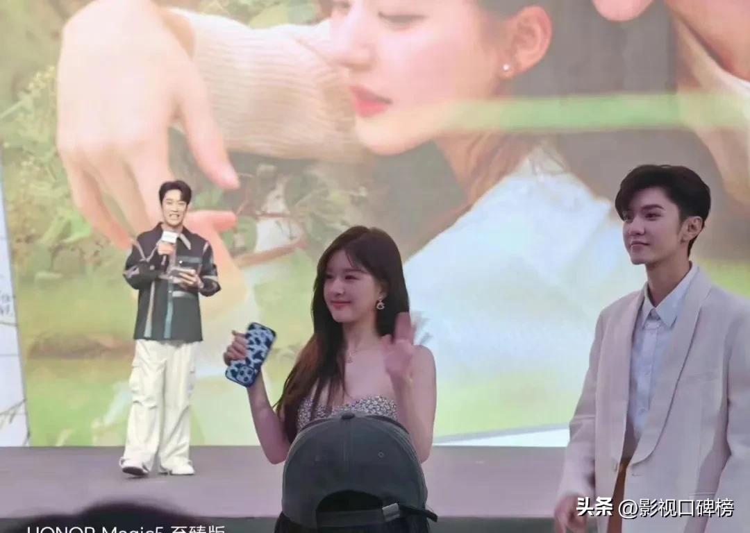 同样是在播校园甜剧，《偷偷藏不住》褒贬参半，这部剧却一水好评