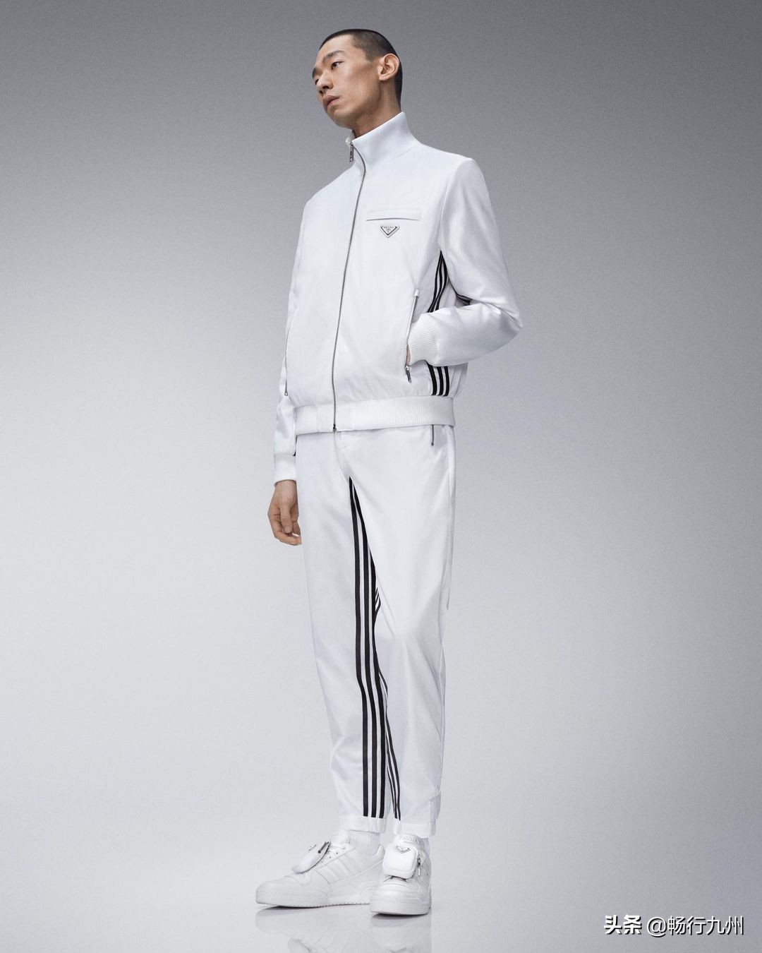 背着迷你包的Forum鞋、渔夫帽、运动服adidasPrada联名系列